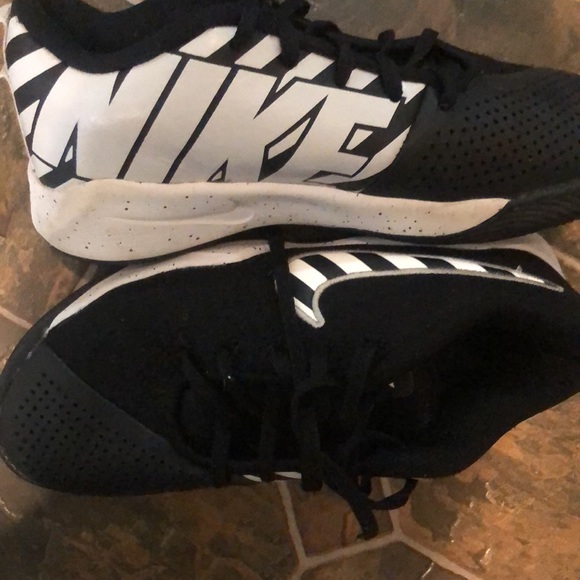 Nice pair of shoes Nike team hustle quick shoes size 5 kids black and white. - Picture 4 of 4